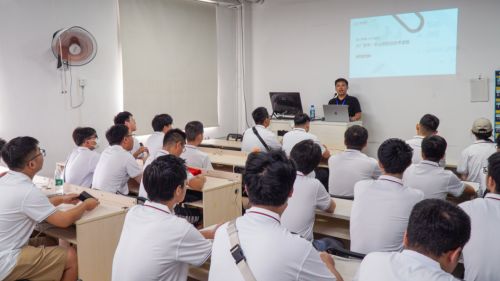 河南大学软件学院学子参加千锋好程序员系列之名企研学活动,探访京东 东方国信 华企盾,感受科技魅力